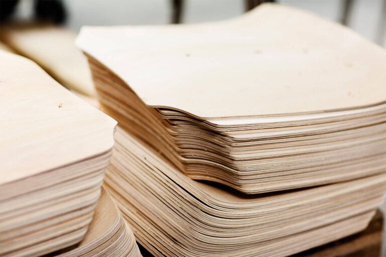 Sitzflächen von Stapelstühlen lagern in der Stuhlmanufaktur